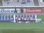 ベンチでの中村俊輔と栗原勇蔵