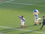 マリノスケと中村俊輔とのウィニングラン