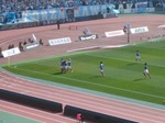 山瀬功治に駆け寄る横浜F・マリノスの選手たち