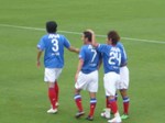ゴールを祝福される兵藤慎剛