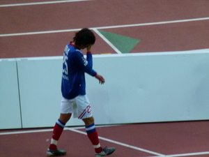 下を向く中村俊輔