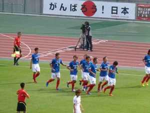 谷口博之を祝福する横浜F・マリノスイレブン
