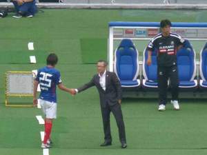 木村和司監督と握手する中村俊輔