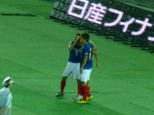 兵藤慎剛が大黒将志の頭をなでる