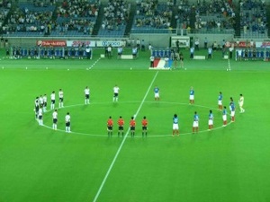 試合開始前の松田直樹に捧げる黙祷
