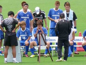 木村和司監督の説明を聞く松本玲と端戸仁