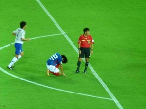 シュートを受けて倒れこむ中澤佑二
