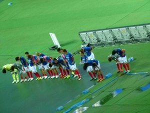 試合終了後の横浜F・マリノスイレブン