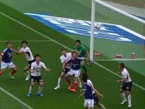 横浜F・マリノスとヴィッセル神戸のゴール前の争い