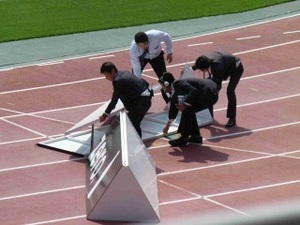 横浜F・マリノス vs コンサドーレ札幌 広告看板が飛ぶ