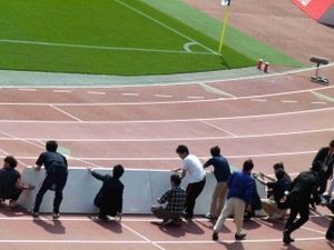 横浜F・マリノス vs コンサドーレ札幌 広告看板が飛ぶ