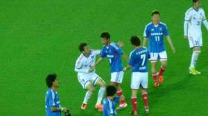 渡邉千真を起こす端戸仁