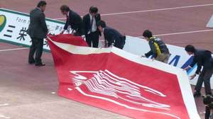 風で飛ばされるスポンサーの幕