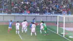 中村俊輔のキックに合わせる藤田祥史