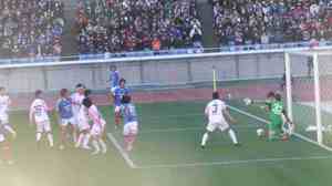 中村俊輔のキックに合わせる藤田祥史
