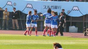 齋藤学の先制点に喜ぶ横浜F・マリノスの選手